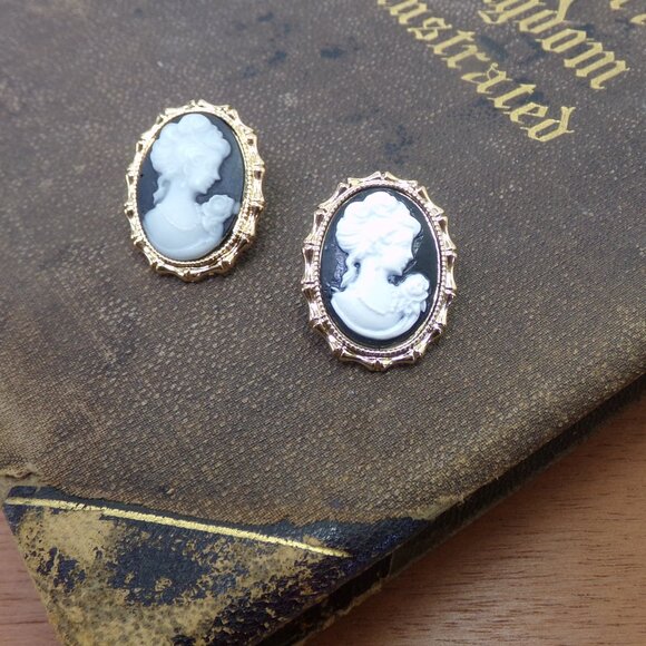Oval cameo earrings in black and white in a Victorian gold frame setting - Picture 7 of 7